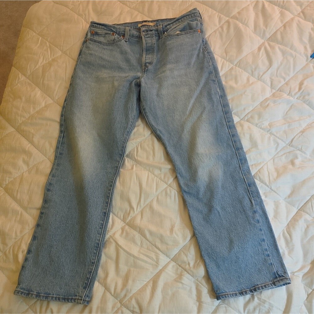 Levi's Women's Wedgie Premium 31x28 Straight - Light Blue Wash Denim Mid Rise